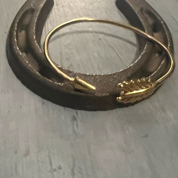 Stella & Dot Bangle Bracelet Arrow Gold Tone Vintage Designer Signed - Picture 6 of 6